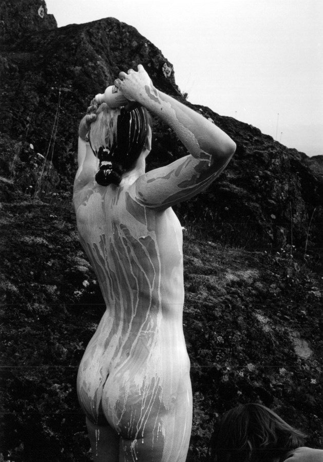 Любительские снимки в жанре ню.