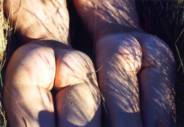 Любительские снимки в жанре ню.