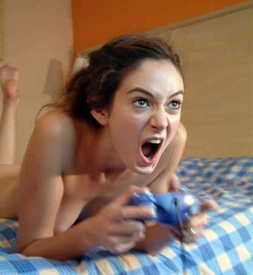 Сексуальные девушки играют и раздеваются в жаре игры