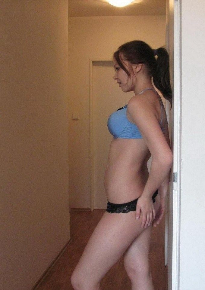 Фото молодой девушки в постели — пикантные моменты