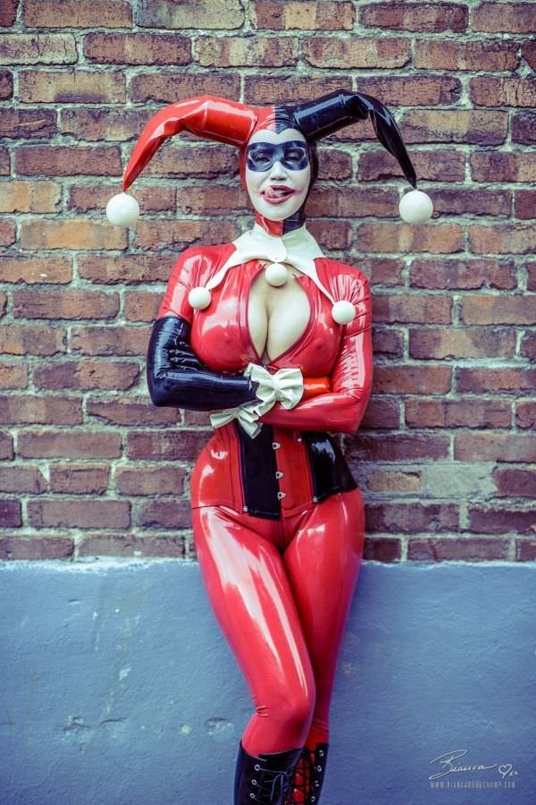 С такой дамой дела плохи любит латекс и буферы