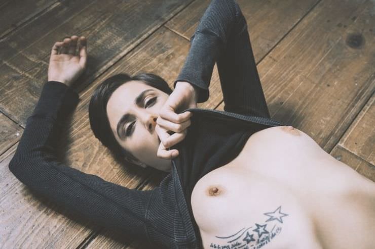 Фото домашние интимные девушки раздвинули ноги