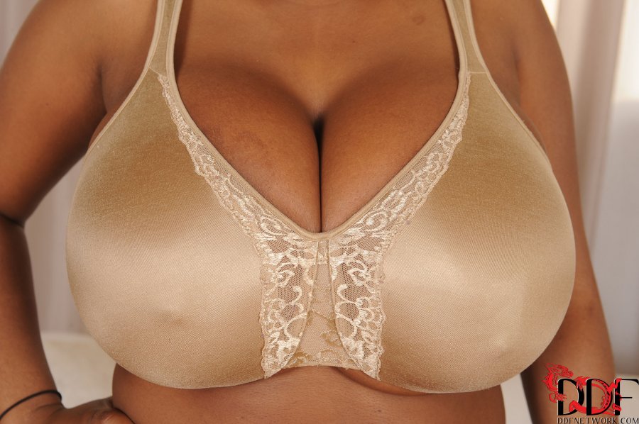 Сексуальные негритянки в стрингах: фото пухлых попок