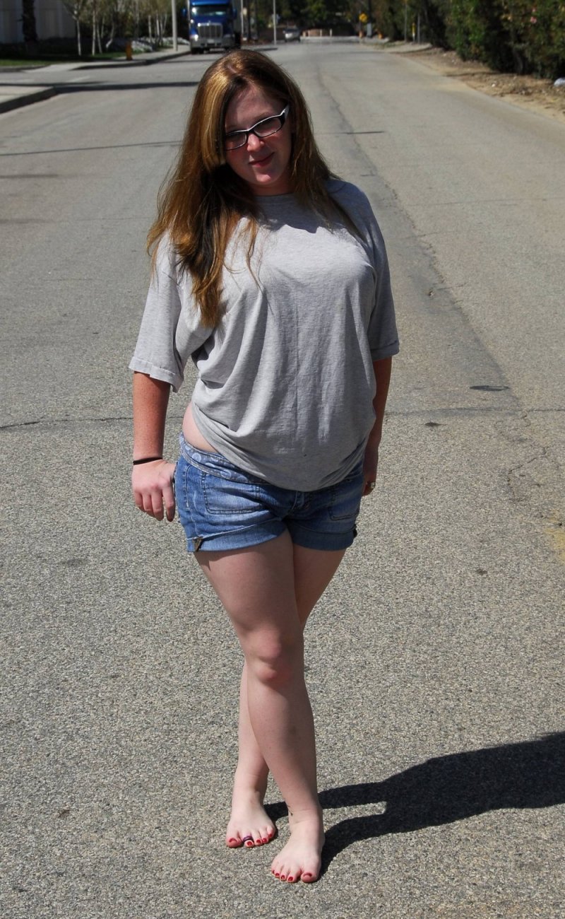 Голая шведка в очках бесстыдно раздевается на улице