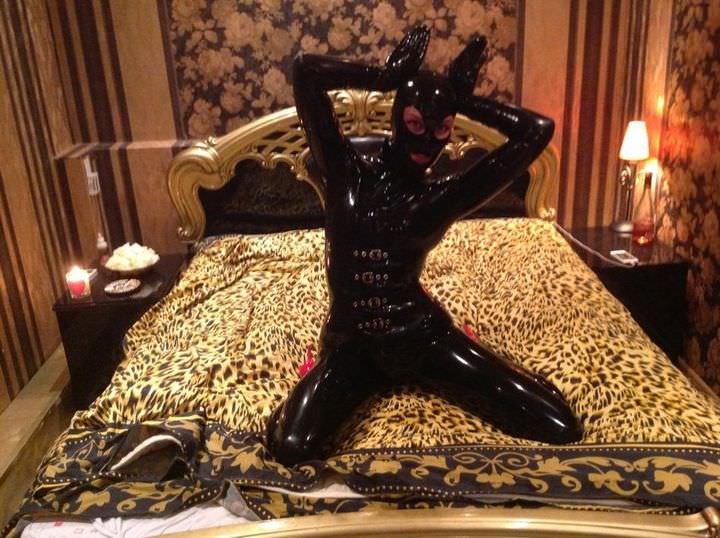 Интимные фото сочных круглых попок в латексе