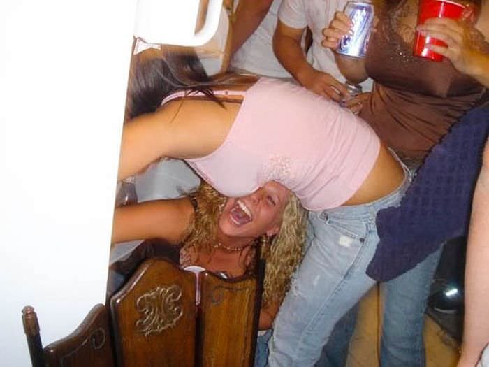 Знойные девушки раком у холодильника