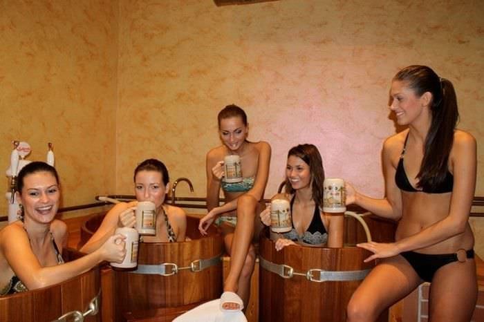 Мечта мужчины мокрые тела и пиво стекает по коже