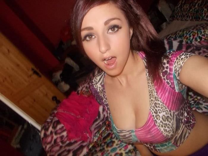 Откровенные сиськи мамочек на улице – жаркие фото