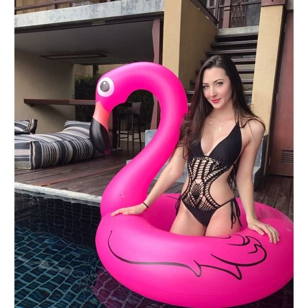 Фото стройных сексуальных девушек в купальниках у воды