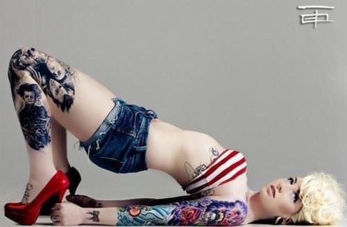Сочная эро с татуированными обнаженными тёлками