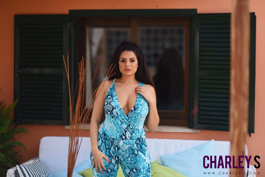 Пухлая модель с сочной попой и шикарным телом