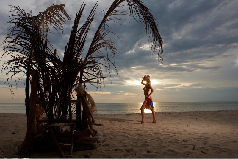 Сексуальная блондинка - жаркие фото на пляже