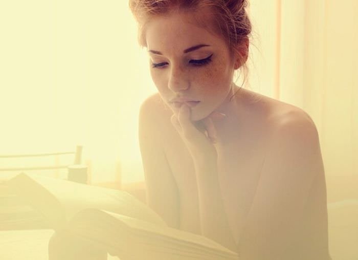 Читать книги голой — тело помнит каждый поцелуй из романа