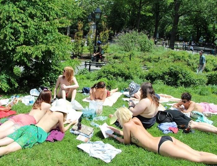 Обнажённые ботаники: тату, книги и мокрая кожа