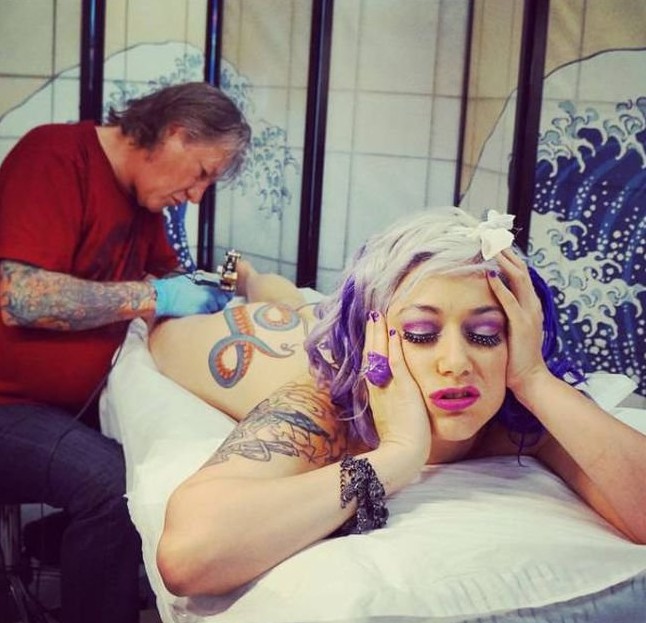 Фото с осьминогом, татуировка на заднице.