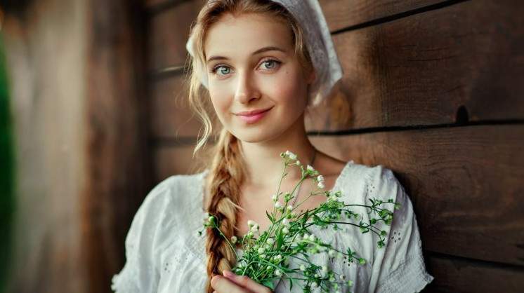 Самая красивая девушка из деревни на фото.