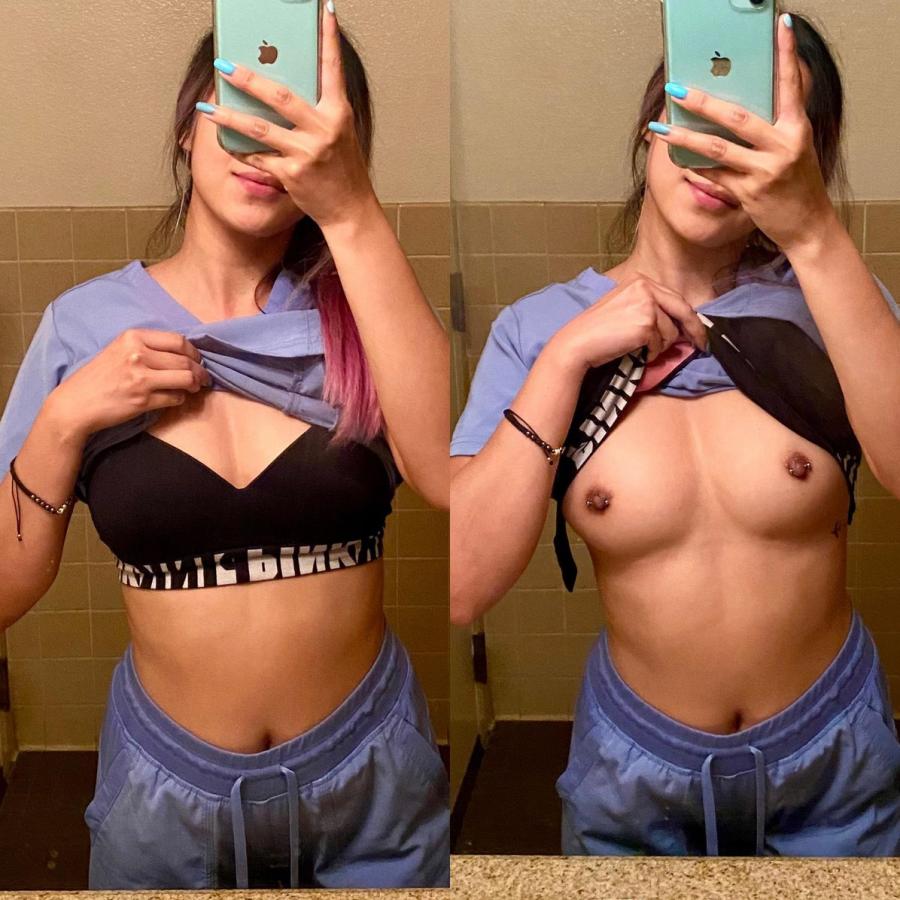 Девушки фотографируются топлес.