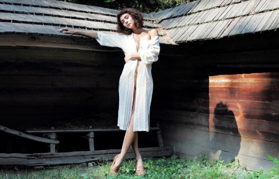 Девушка в деревне. Халат, сарай. 15 фотографий.