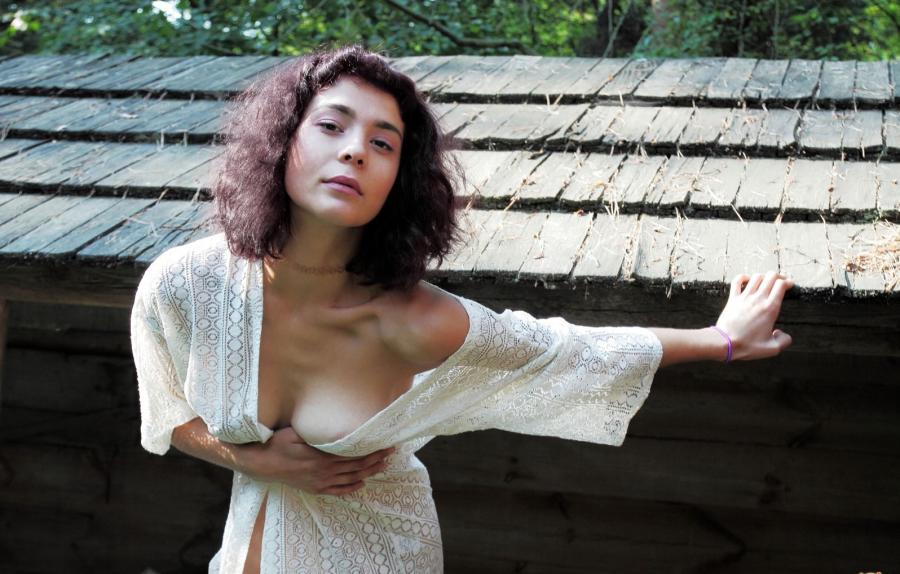 Девушка в деревне. Халат, сарай. 15 фотографий.