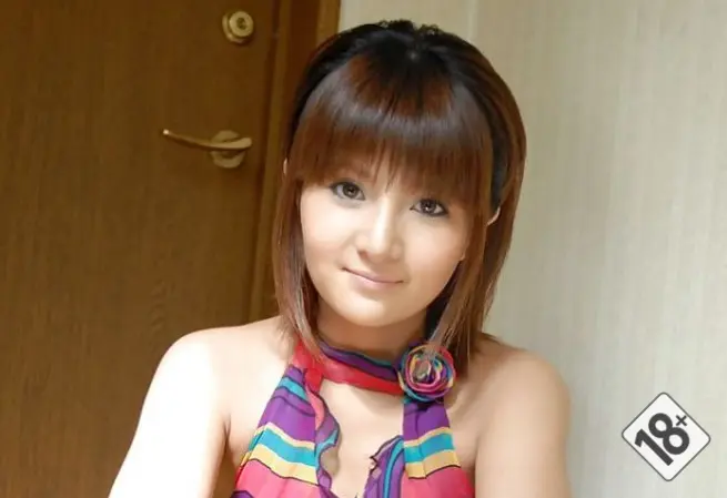 Японка с улыбкой дарит бурный оргазм